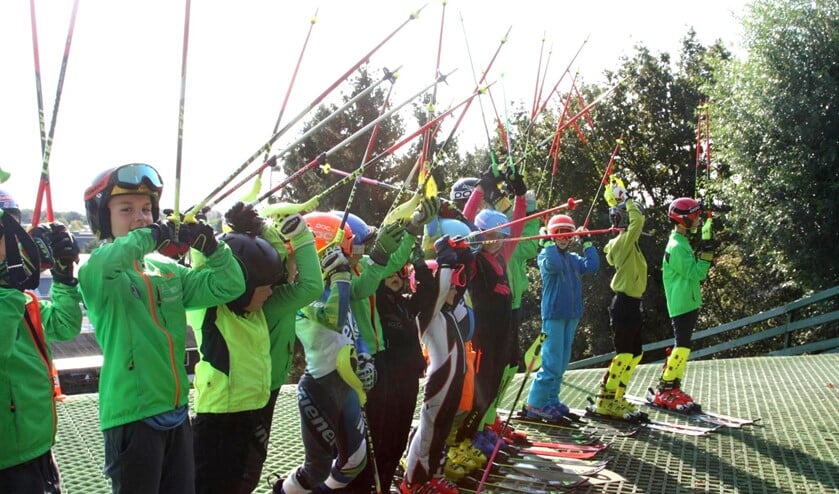 Enthousiaste skiërtjes bij de opening van het off-piste bospad.