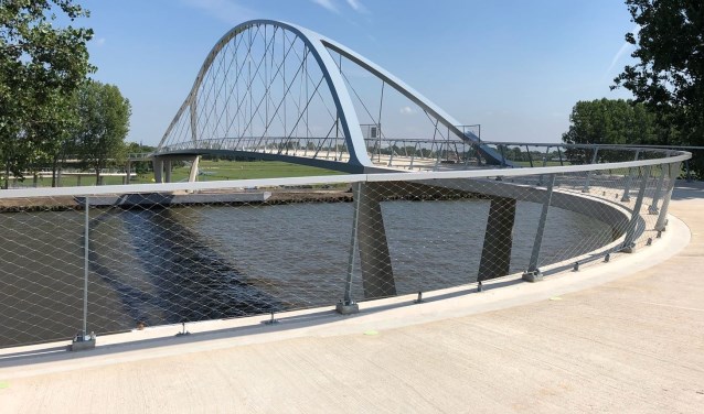 De fraaie fietsbrug bij Nigtevecht.