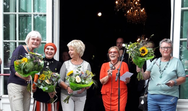 Sahar Kader (tweede van links) met de juryleden en DKC-voorzitter Reggie van Berkel.