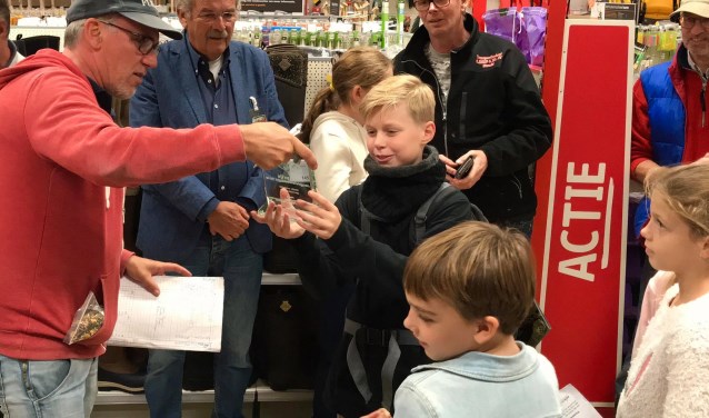 Sam krijgt de trofee.