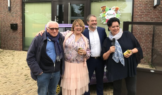 Joop Tertaas, Joki Beerendonk, burgemeester Erik Boog en Cathy Hartsink.