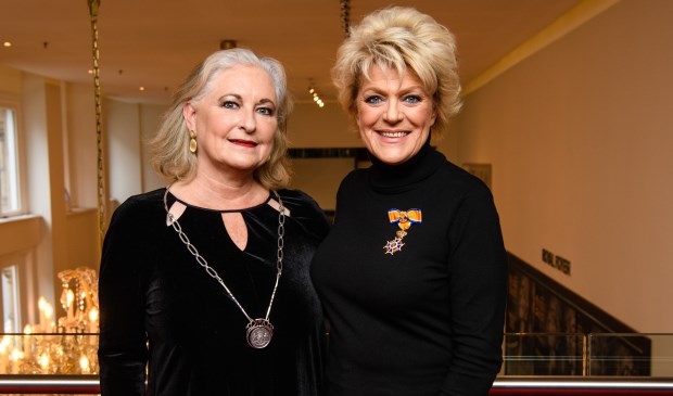 Actrice Simone Kleinsma en burgemeester Joan de Zwart-Bloch.