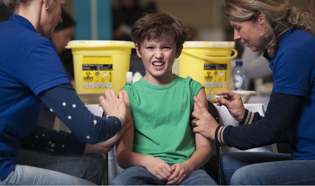 Het ziet er soms niet zo uit, maar voor kinderen is een vaccinatie eigenlijk een cadeau, vindt jeugdarts Anjella Huijgen.