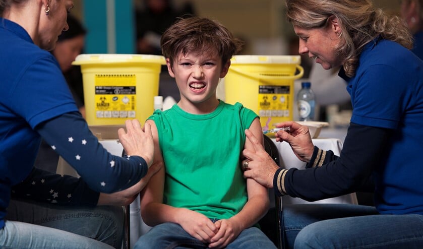 Het ziet er soms niet zo uit, maar voor kinderen is een vaccinatie eigenlijk een cadeau, vindt jeugdarts Anjella Huijgen.
