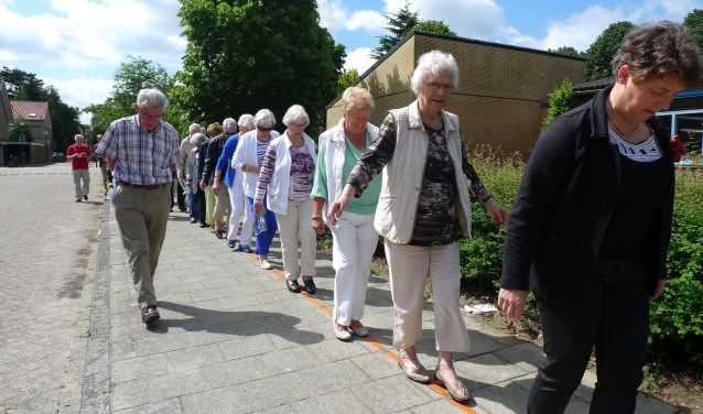 Een rondje door de wijk met allerlei oefeningen.
