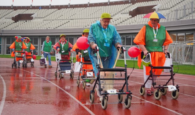 Regen en onweer teisterde de Nationale Rollatorloop in het Olympisch Stadion.