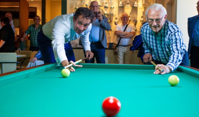 Links wethouder Boom die met een keuze-trekstoot de verbouwde zaal opende.
