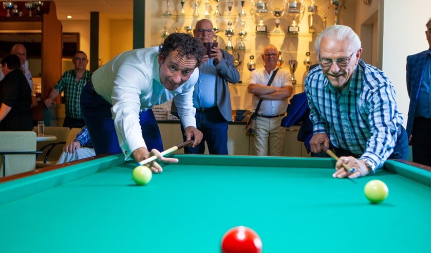 Links wethouder Boom die met een keuze-trekstoot de verbouwde zaal opende.