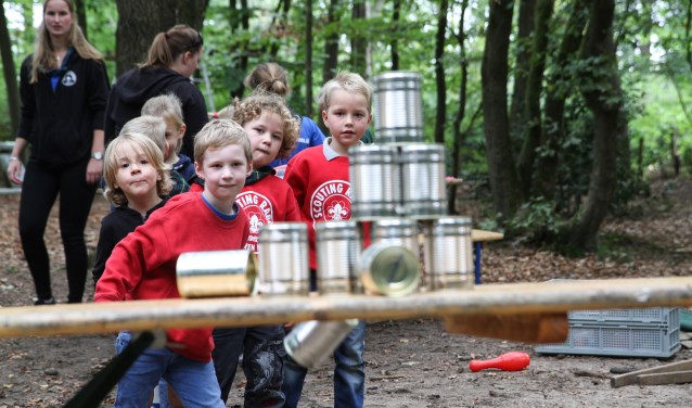 Spelletjes in het bos; typisch voor scouting.