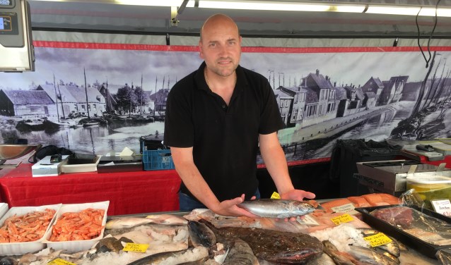 De viskraam van Lucas van Doornik staat elke vrijdag op de biologische markt in Weesp.