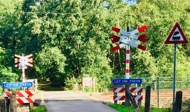 De overweg bij de Maartensdijkseweg.