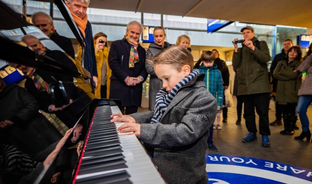 Jayden Ordòñez nam als eerste officieel plaats achter de stationspiano.