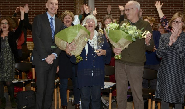 Erna Slokker is het stralende middelpunt als een van de jubilarissen bij Pro Musica.