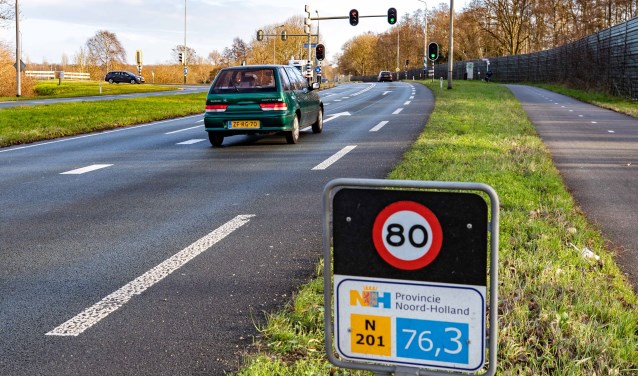 De Vreelandseweg waar de weg mogelijk wordt verlegd richting de hei ten zuiden van Hilversum.
