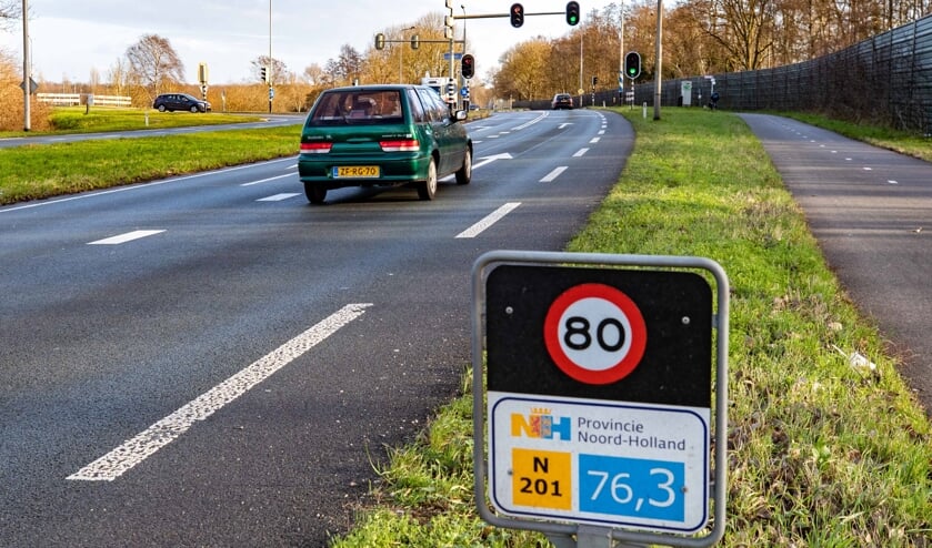 De Vreelandseweg waar de weg mogelijk wordt verlegd richting de hei ten zuiden van Hilversum.