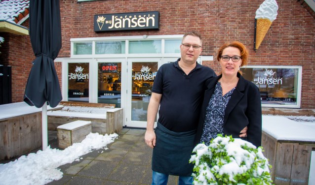 Bjorn en Wendy Jansen voor hun cafetaria Bij Jansen.