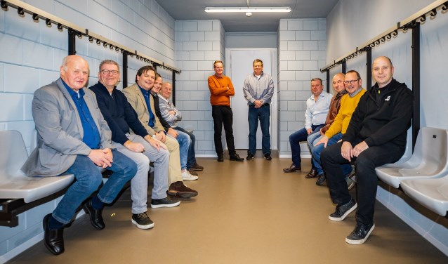 Alle betrokkenen in één van de vier nieuwe kleedkamers. Als tweede en derde van links Hans Haselager en Floris Voorink.