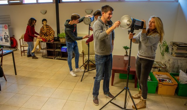 Docenten en studenten druk bezig met het inrichten van de nieuwe locatie aan de Trekkerweg.