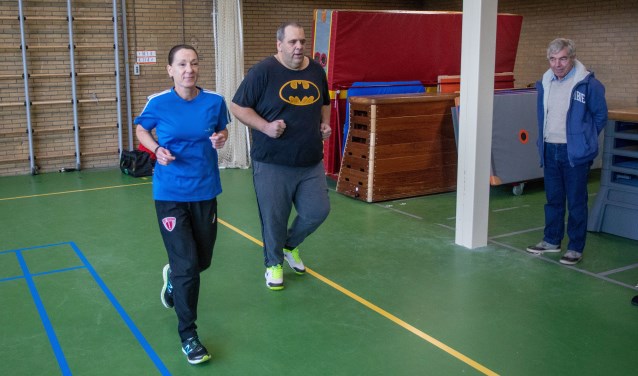 Buurtsportcoach Harriët met een van de deelnemers.