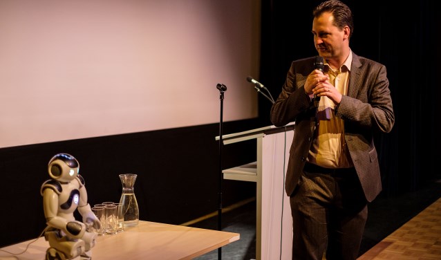 Wethouder Jeroen Klaasse en robot Nao.