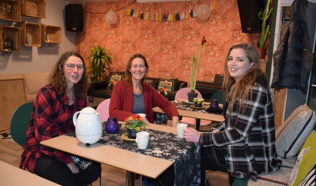 Jeske, Mireille en bewoonster Inge drinken een kopje thee in de ontmoetingsruimte.