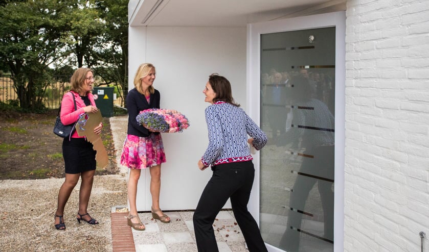 CDA-wethouder Nicolien van Vroonhoven (voorop) opende het crematorium op vrijdag 29 juli 2016.