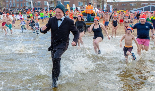 De burgemeester deed keurig in pak mee aan de nieuwjaarsduik.
