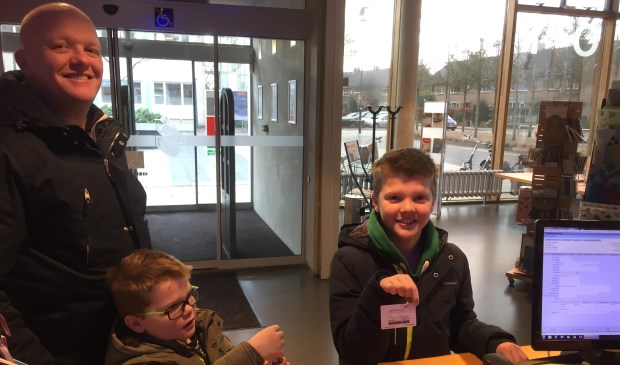 Het eerste gratis jeugdlid Thijs Meijer met zijn broer Bram en vader.