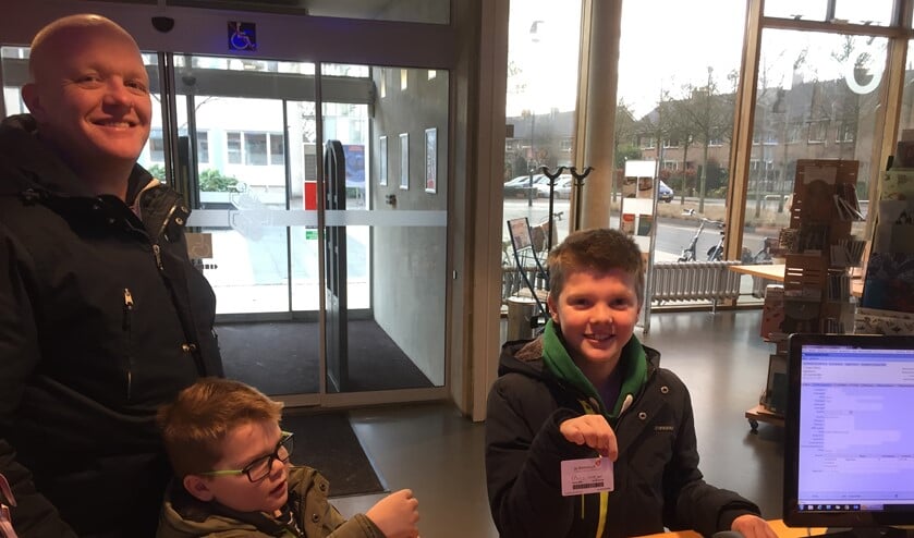 Het eerste gratis jeugdlid Thijs Meijer met zijn broer Bram en vader.
