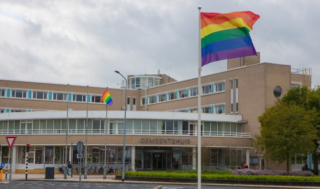 De vlag werd eerder gehesen voor 'Coming out day' op 11 oktober.
