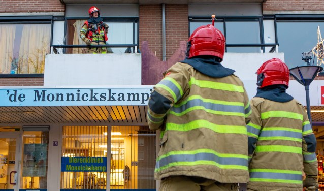 De brandweer heeft de woning actief geventileerd, omdat deze vol rook stond.