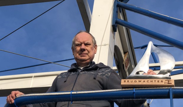 Jan van Nederveen kreeg als Brugwachter van het Jaar een mooie wisselbokaal.