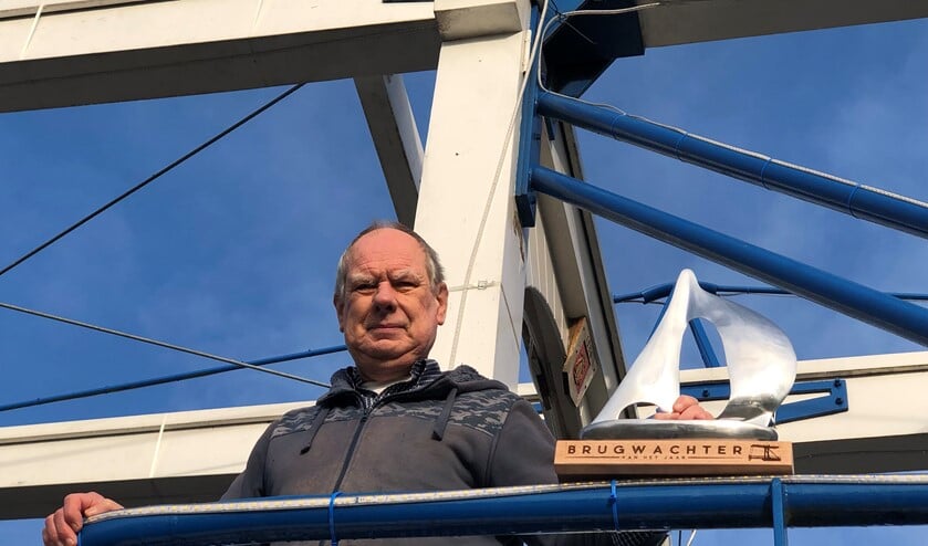 Jan van Nederveen kreeg als Brugwachter van het Jaar een mooie wisselbokaal.