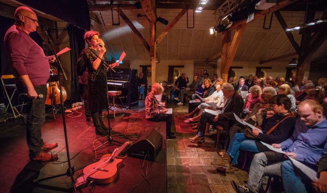 Maartje van Weegen presenteerde de inmiddels tiende editie van de Poëzie Avond.