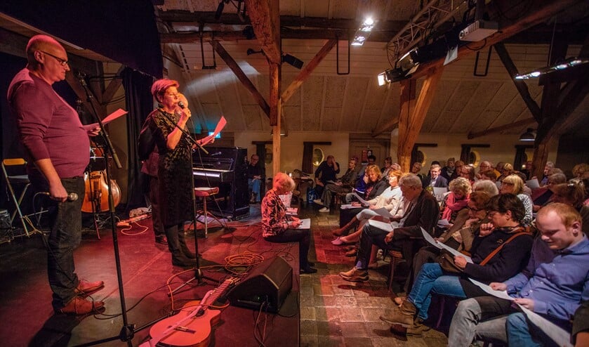 Maartje van Weegen presenteerde de inmiddels tiende editie van de Poëzie Avond.