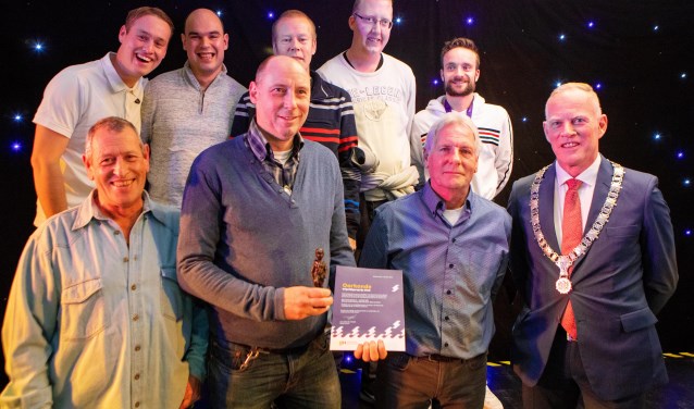 De vrijwilligers op de foto met leden van het G-team.