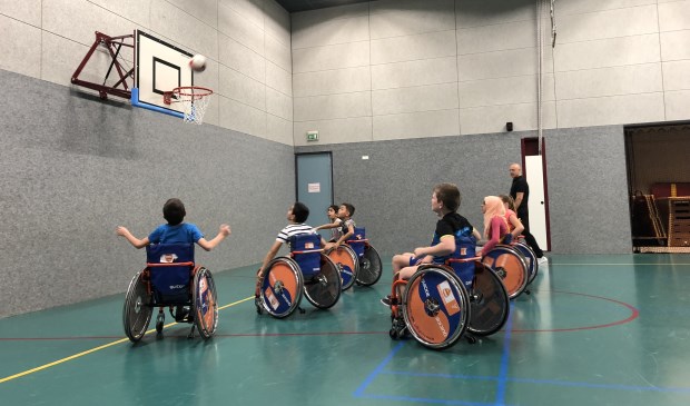 Potje basketbal in een rolstoel.