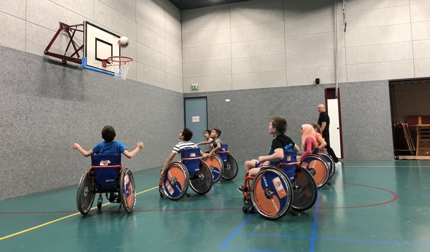 Potje basketbal in een rolstoel.