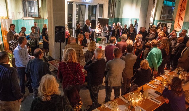 Reinier Castelein spreekt tijdens het Maatschappelijk Diner in De Krachtcentrale.