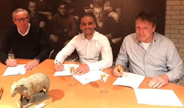 Maart vorig jaar zette Akchich (midden) zijn handtekening onder het contract bij SC 't Gooi.