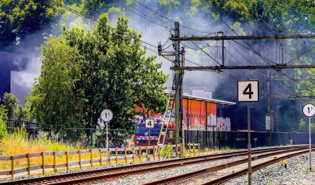 Het duurde zaterdag 14 juli uren voordat de brand, vlakbij station Sportpark, geblust kon worden.