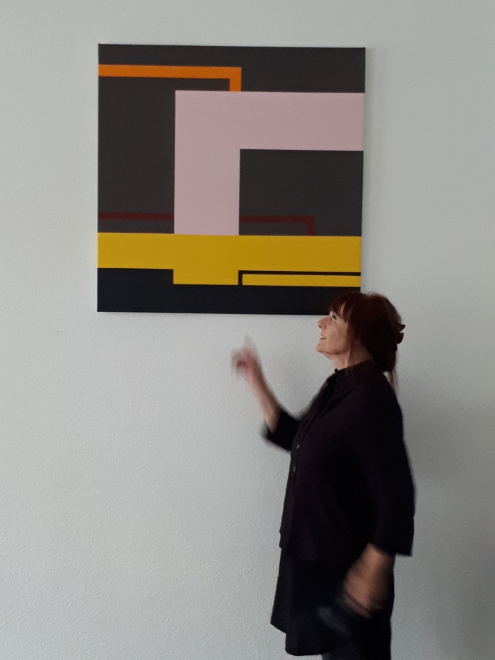 Moniek Voulon bij haar schilderij