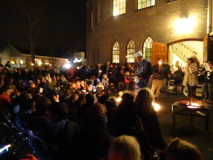 Kerstzang op kerkplein Oude Kerk