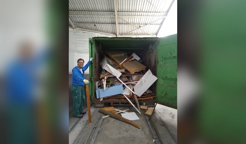 Kees Hogenbirk heeft vier afvalcontainers van de GAD ondersteboven gekeerd om de waarde van ons afval te bepalen.