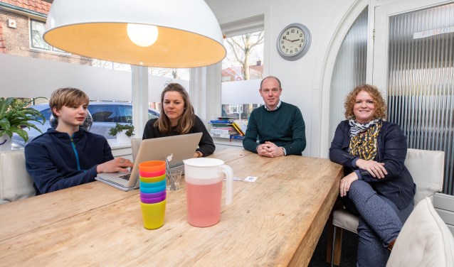 Lucas, Marleen, Paul en Sandra aan de grote tafel bij Buro Ozo.