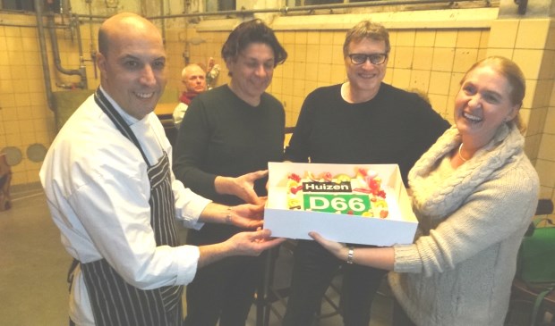 Tarek, Peter en Pieter nemen de taart in ontvangst uit handen van Karin.