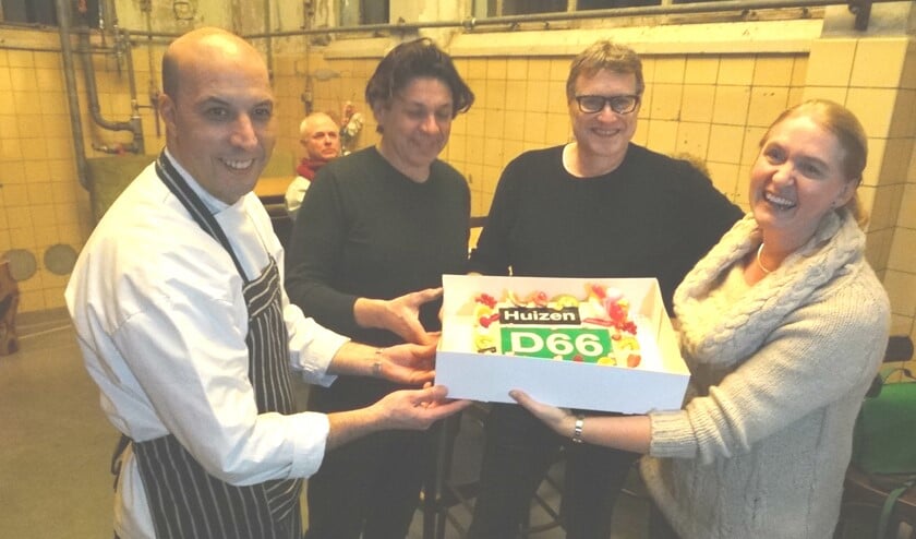 Tarek, Peter en Pieter nemen de taart in ontvangst uit handen van Karin.