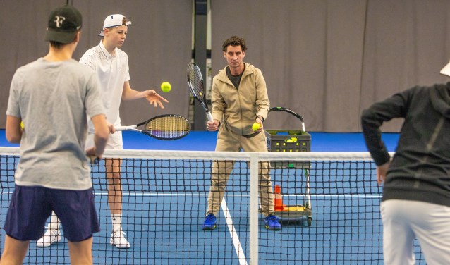 Trainer Filippo Messori, die zelf ooit Roger Federer versloeg, aan de slag met enkele pupillen die hij in kleine groepen traint.