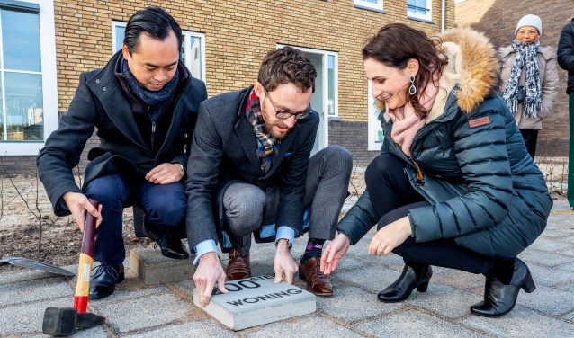 Met toekomstige bewoners legde wethouder Scheepers de bijzondere tegel in de stoep.