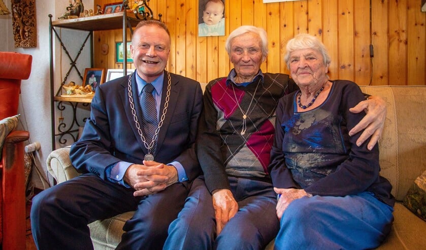 Burgemeester Sicko Heldoorn kwam vandaag op bezoek bij Harry en Bijtje Gielen.